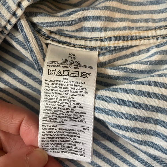 GAP Cropped Stripe Button-Down - Picture 6 of 10